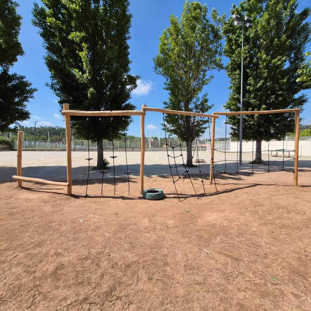 Noves instal·lacions de fusta al pati de primària de l'Escola Terra Nostra